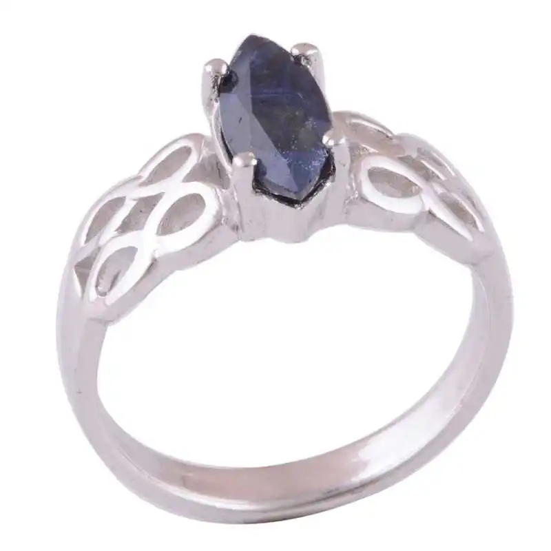 Stříbrný prsten se safírem