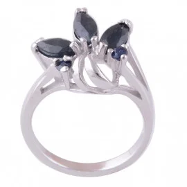 Stříbrný prsten se safíry