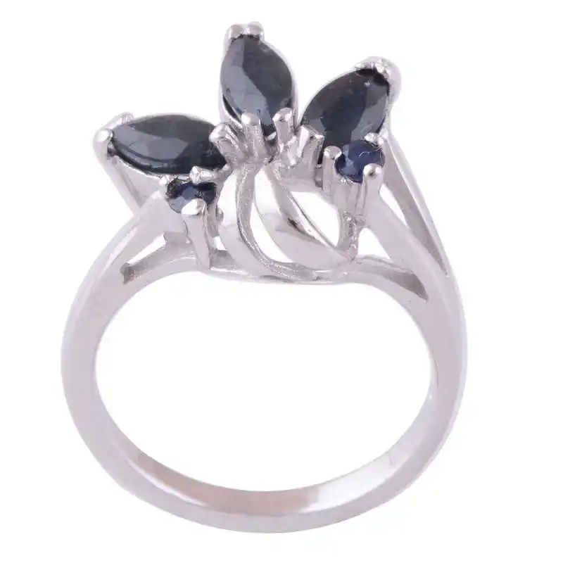 Stříbrný prsten se safíry