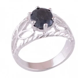 Stříbrný prsten se safírem