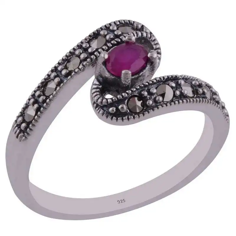 Stříbrný prsten s rubínem