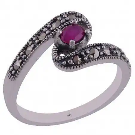 Stříbrný prsten s rubínem