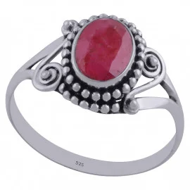 Stříbrný prsten s rubínem