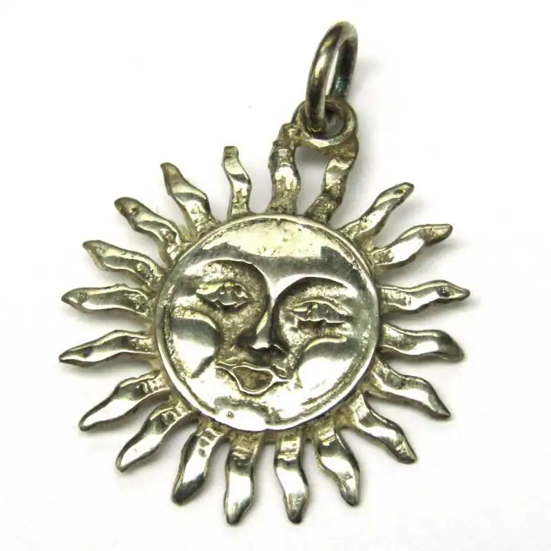 Stříbrný přívěsek slunce