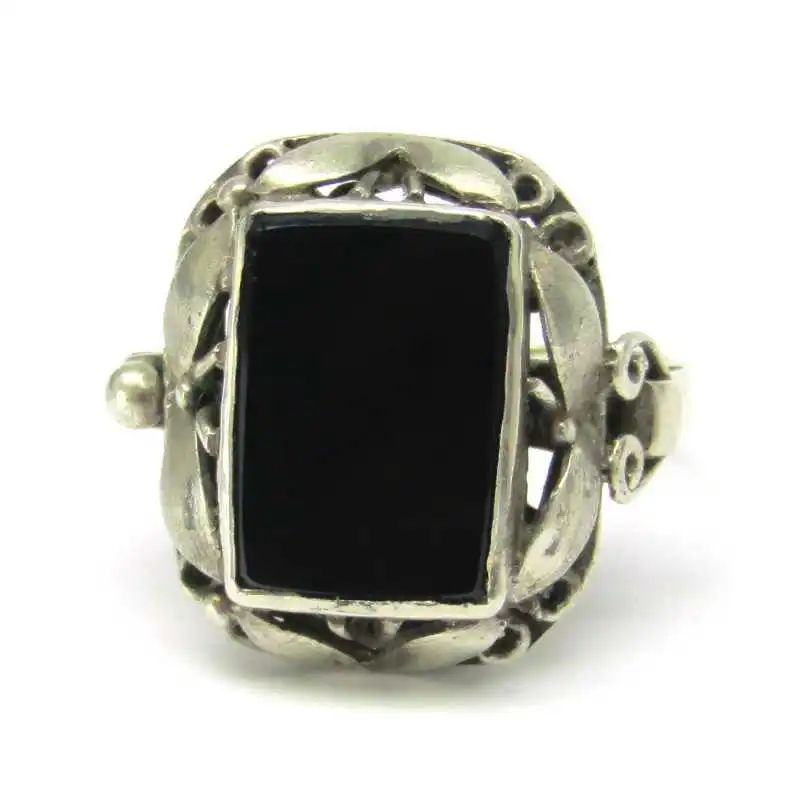 Stříbrný prsten s onyxem