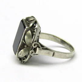 Stříbrný prsten s onyxem