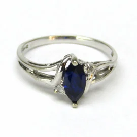 Prsten se safírem a brilianty s obsahem zlata