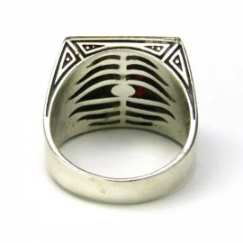 Stříbrný prsten s karneolem