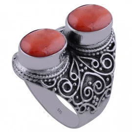 Stříbrný prsten s korálem