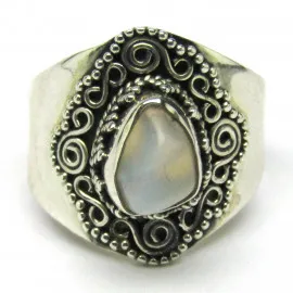 Stříbrný prsten s měsíčním kamenem