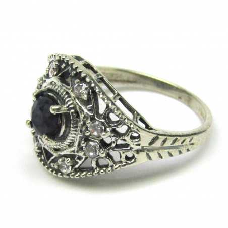 Stříbrný prsten se safírem