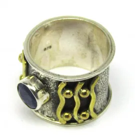 Stříbrný prsten se safírem