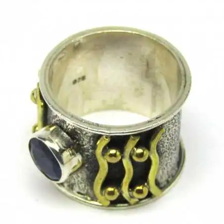 Stříbrný prsten se safírem