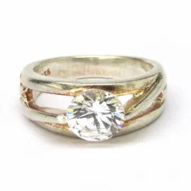 Stříbrný prsten se zirkonem