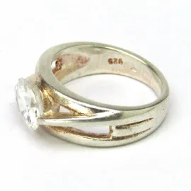 Stříbrný prsten se zirkonem