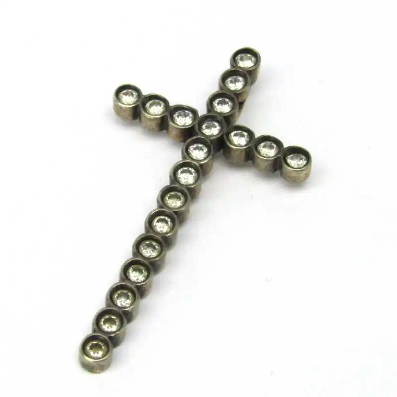 Stříbrný přívěsek kříž s topazy