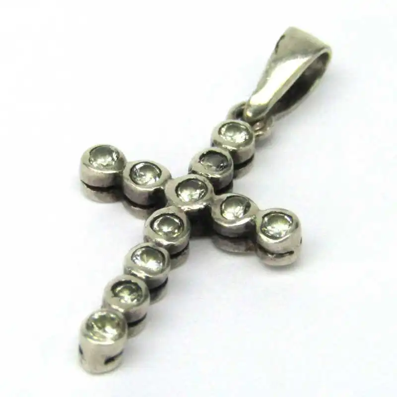 Stříbrný přívěsek kříž s topazy