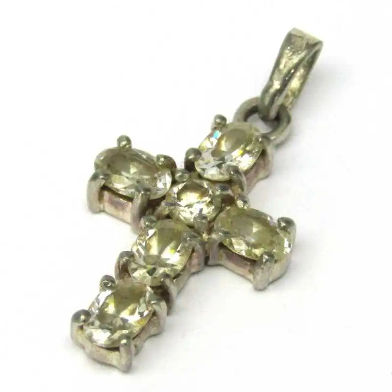 Stříbrný přívěsek kříž s topazy