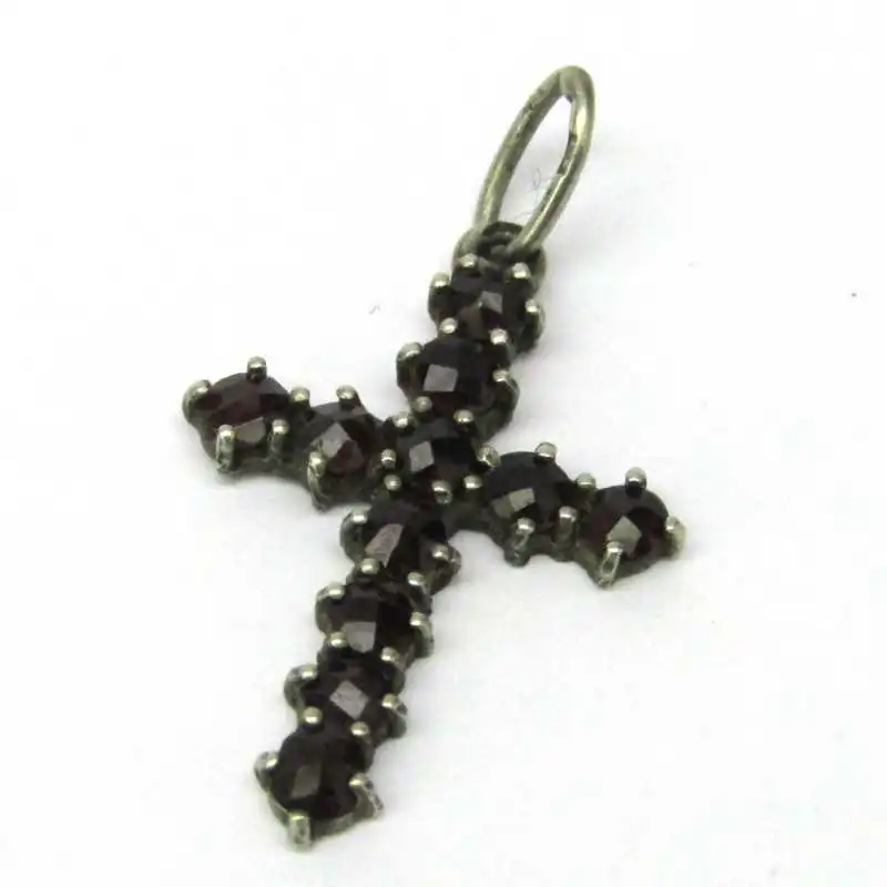 Stříbrný přívěsek kříž s granáty