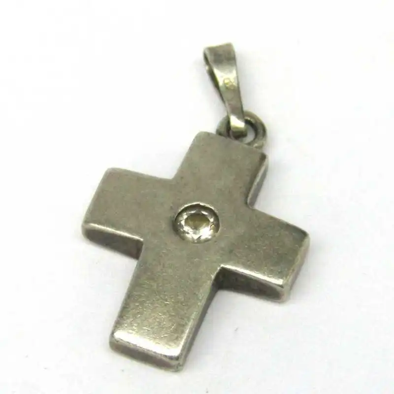 Stříbrný přívěsek kříž s křišťálem