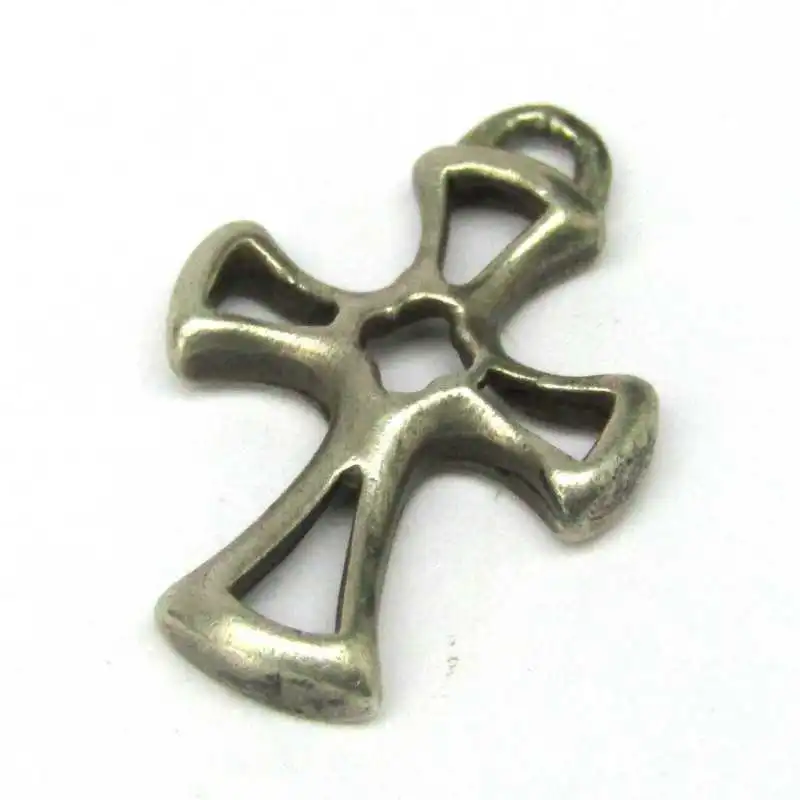 Stříbrný přívěsek kříž