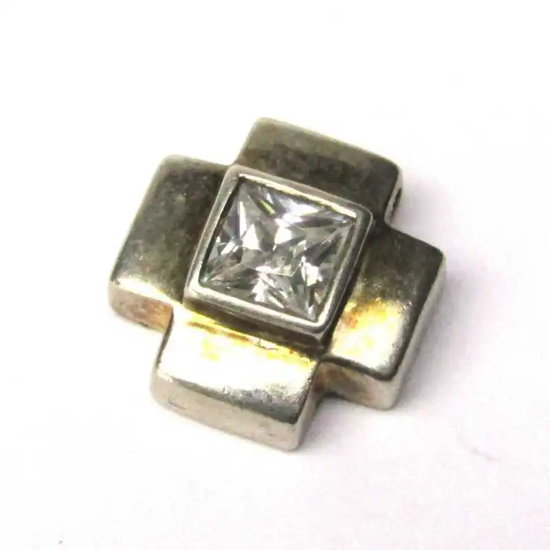 Stříbrný přívěsek kříž s křišťálem