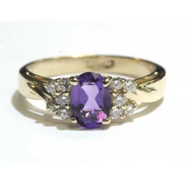 14 kt zlatý prsten s ametystem a brilianty