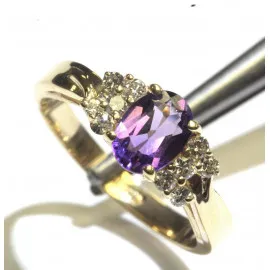 14 kt zlatý prsten s ametystem a brilianty