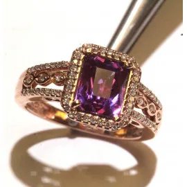 Prsten s ametystem a brilianty s obsahem zlata