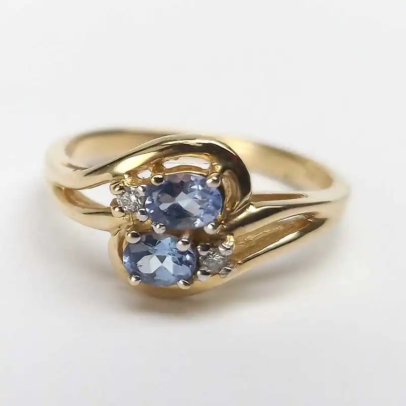 14 kt zlatý prsten s iolitem a brilianty