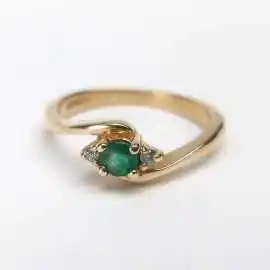 14 kt zlatý prsten se smaragdem a brilianty