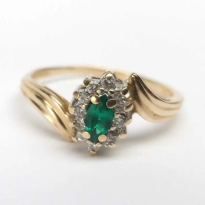 14 kt zlatý prsten se smaragdy a brilianty