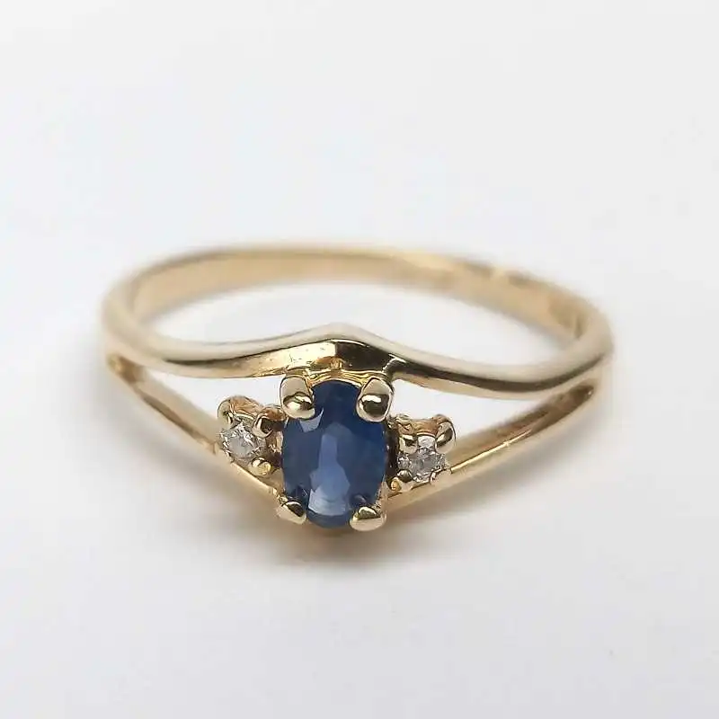 14 kt zlatý prsten se safírem a brilianty