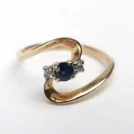 14 kt zlatý prsten se safírem a brilianty