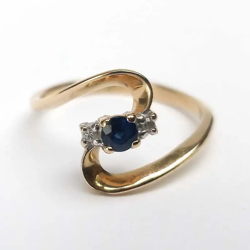 14 kt zlatý prsten se safírem a brilianty