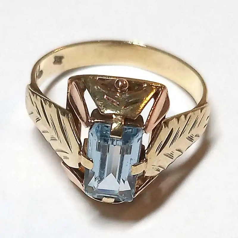 14 kt zlatý prsten s topazem