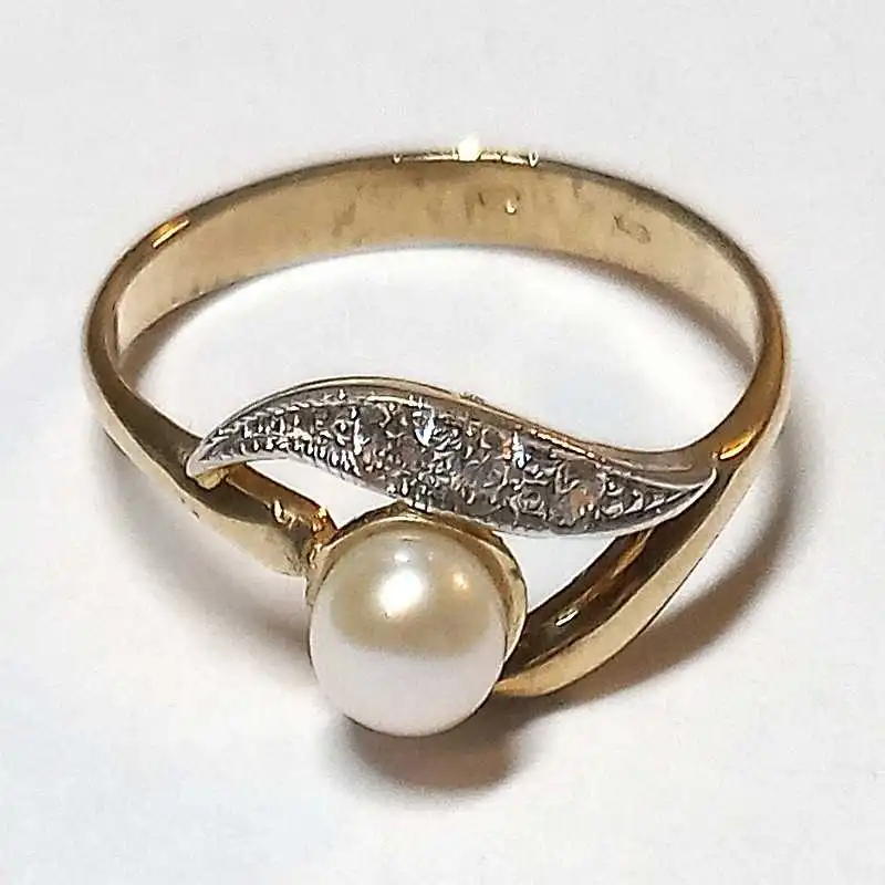 14 kt zlatý prsten s perlou