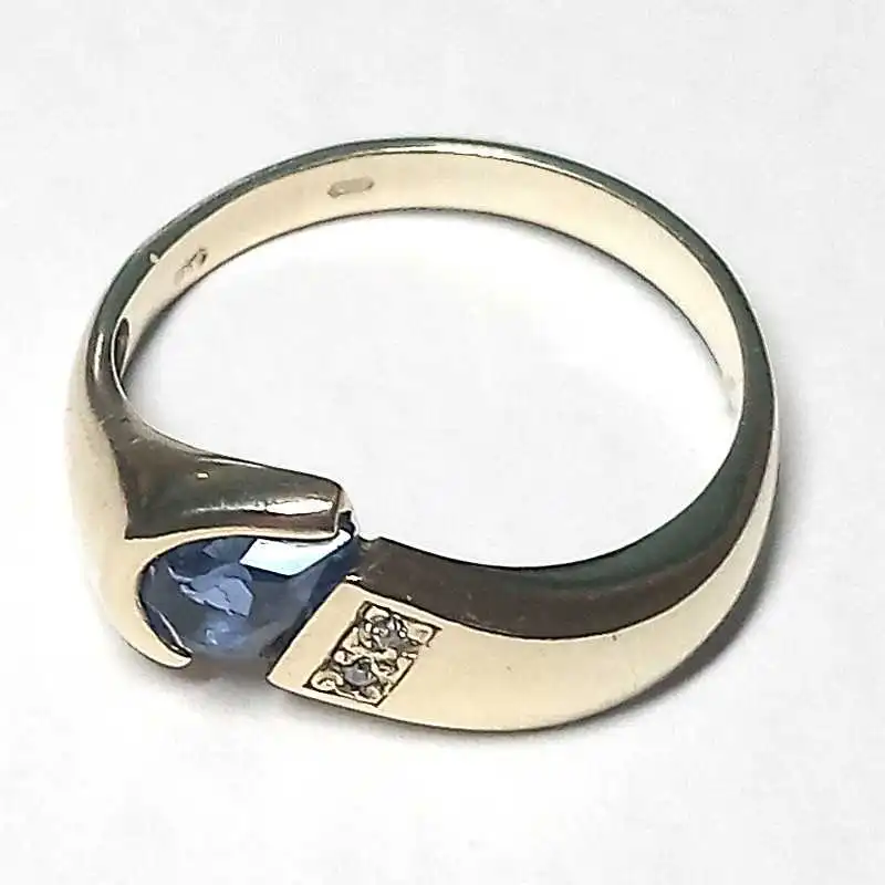 14 kt zlatý prsten s topazem