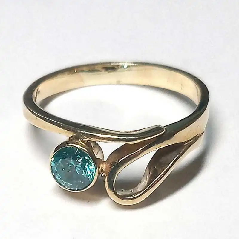 14 kt zlatý prsten s topazem