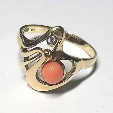 14 kt zlatý prsten s mořským korálem a briliantem