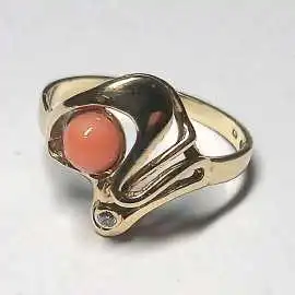 14 kt zlatý prsten s mořským korálem a briliantem