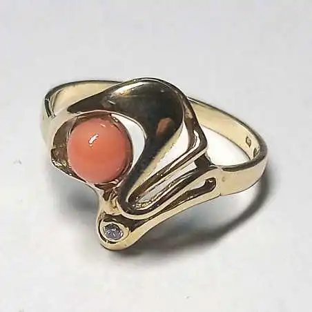 14 kt zlatý prsten s mořským korálem a briliantem