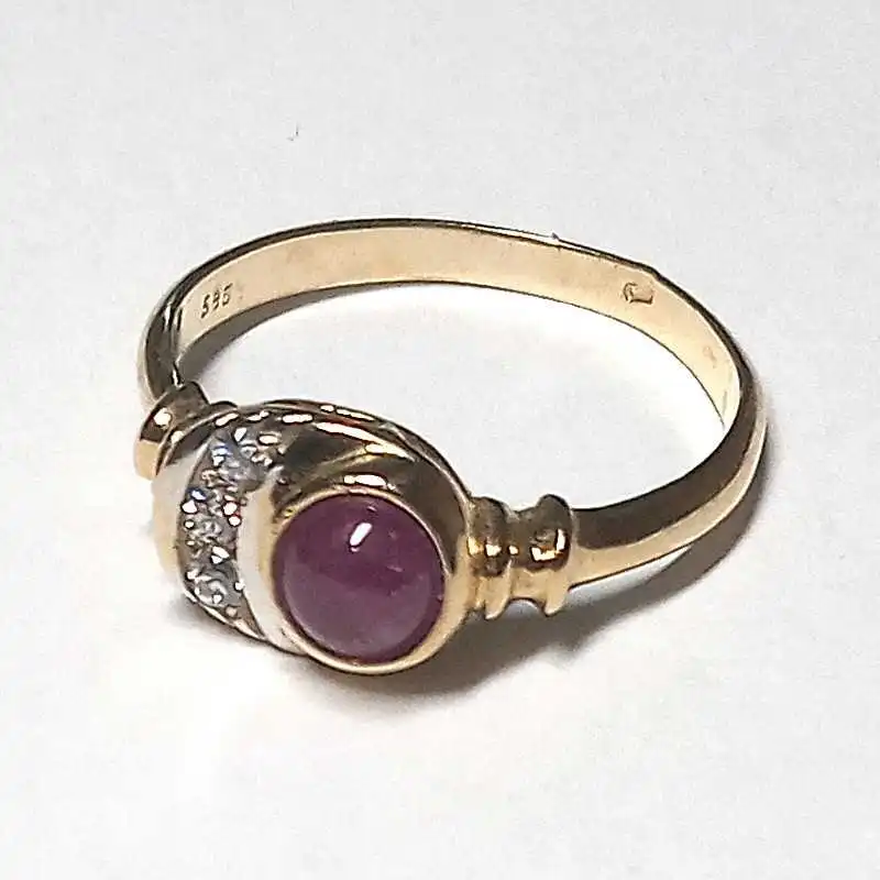 14 kt zlatý prsten s rubínem a brilianty