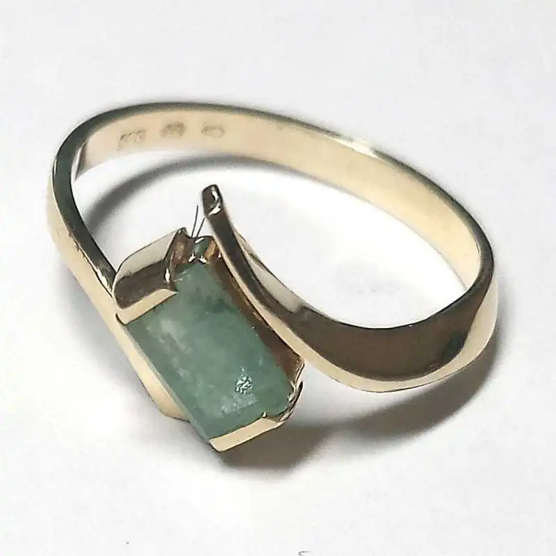 14 kt zlatý prsten se smaragdem