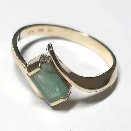 14 kt zlatý prsten se smaragdem