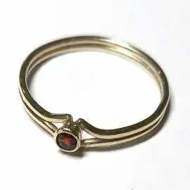 14 kt zlatý prsten s almandínem