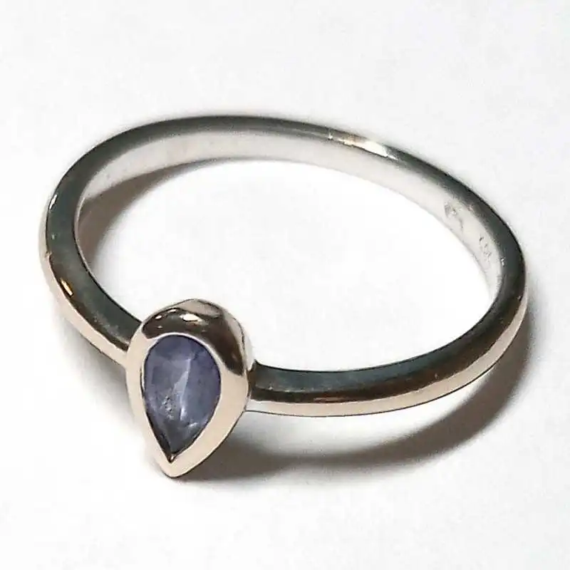 14 kt zlatý prsten s iolitem