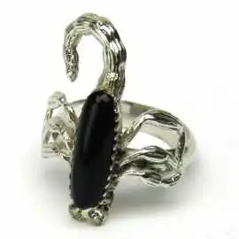 Stříbrný prsten s onyxem