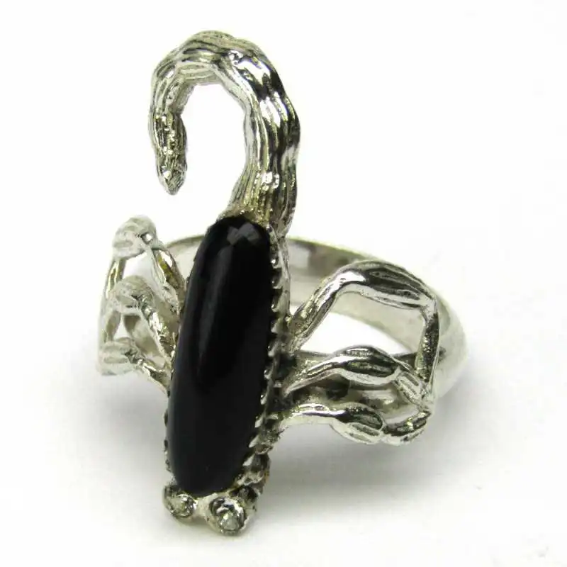 Stříbrný prsten s onyxem