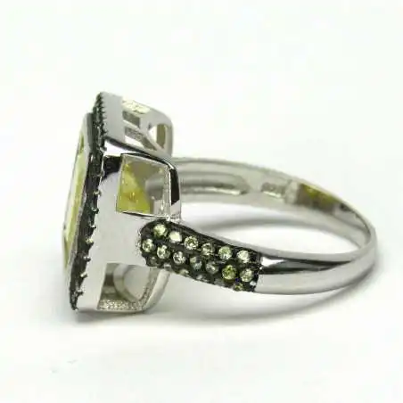 Stříbrný prsten se zirkony